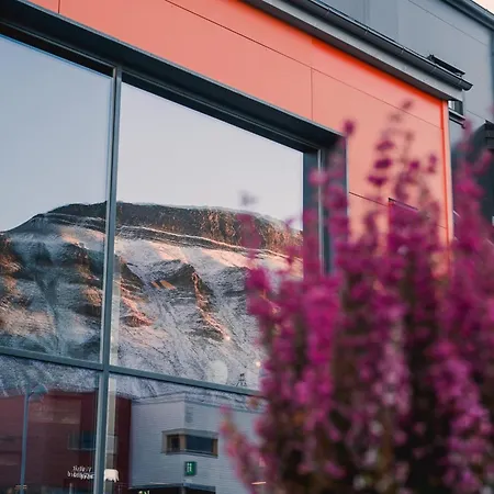 Отель Svalbard | Polfareren Лонгйир