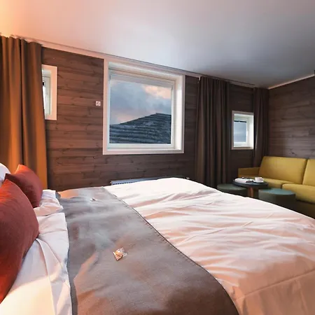 Svalbard | Polfareren Лонгйир