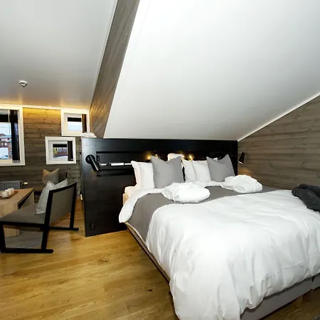 Svalbard | Polfareren 4* Лонгйир